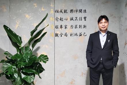 互動資通董事長郭承翔宣布跨界合作壯大資通訊生態系。業者/提供