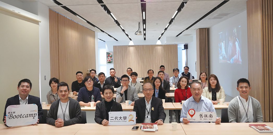 學員參訪舊振南漢餅文化館與董事長李雄慶(右二)及團隊交流企業經營心法。