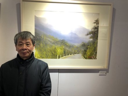 劉木林與畫作「往五峰途中小徑」。 蕭如松藝術園區/提供