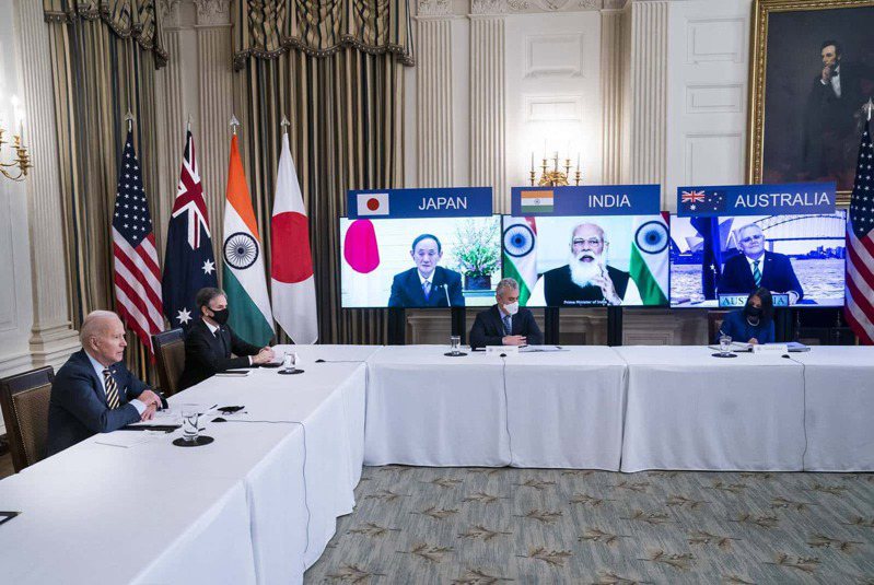 2021年3月，拜登（左1）與日本、印度、澳洲政府領導人召開四方安全對話首次高峰會，重建與印太國家的聯盟關係，合作反制中國帶來的挑戰。