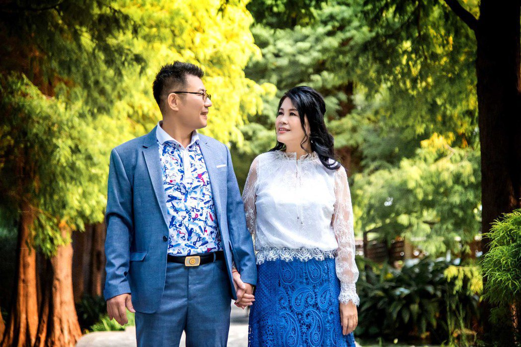 葉冠成(左)、廖鳳英結婚30餘年，推出首支單曲「幸福第一名」。圖／音圓唱片提供