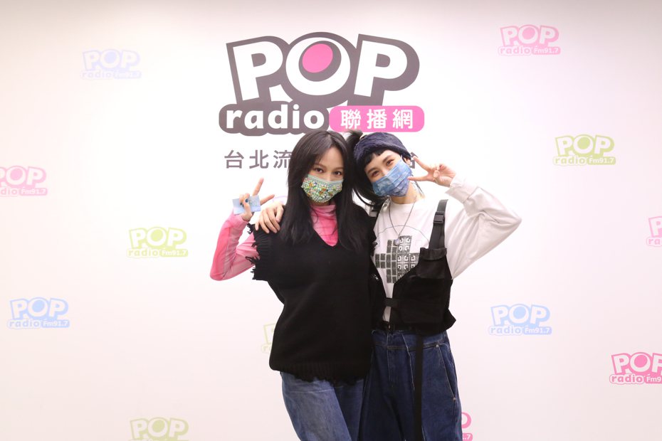 Faye詹雯婷(左)接受魏如昀訪問。圖／POP Radio提供