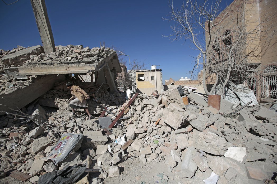 葉門首都沙那遭到沙國戰機轟炸後景象。美聯社