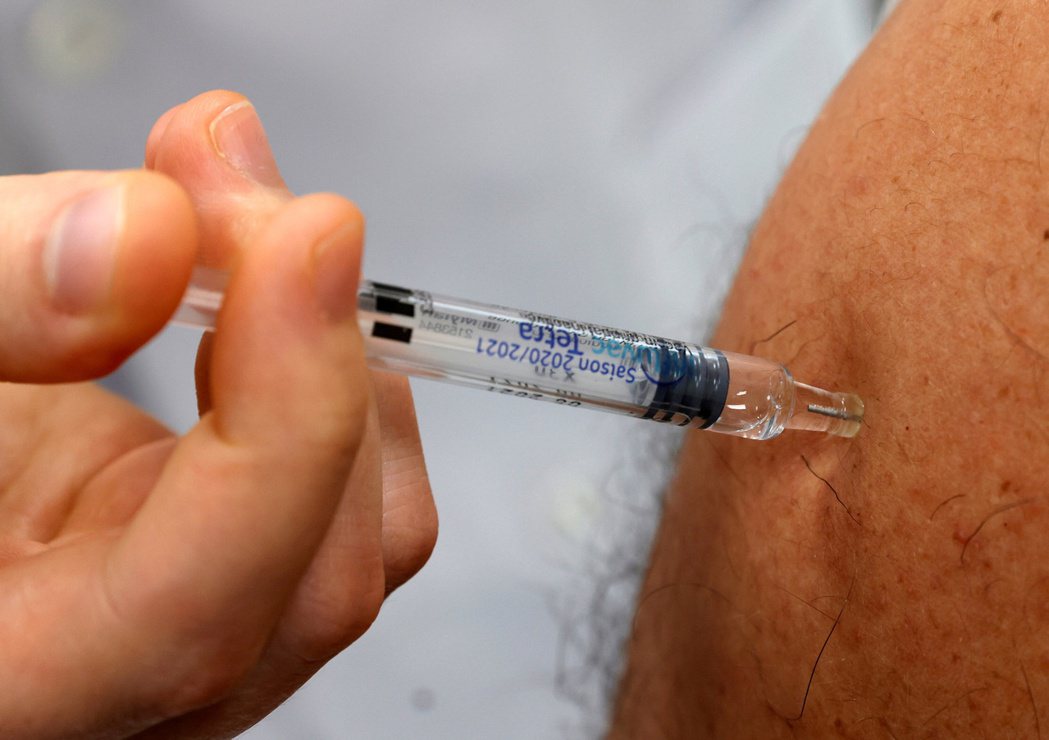 最新發現顯示，超過三分之二的人接種新冠疫苗後常見的副作用可歸因於負面的「安慰劑效...