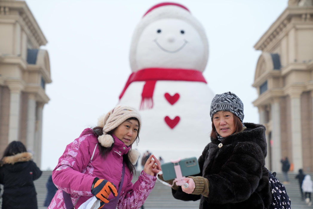 圖為黑龍江哈爾濱松花江畔的大型雪人。新華社
