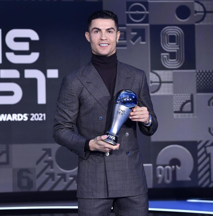 C羅獲頒FIFA年度特別獎時，身穿一襲灰色格紋西裝現身，超fit的時尚姿態讓不少球迷直呼「太帥了吧！」圖／摘自IG