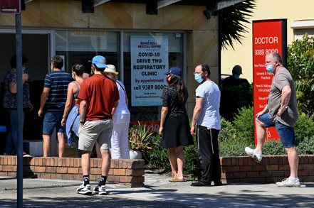 澳洲新南威爾斯省民眾在新冠檢測站前排隊等候。路透