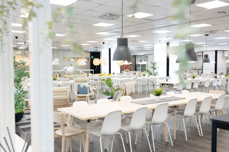 透過好設計、可耐久、好維護，兼具循環設計的IKEA家具家飾產品，重新打造台電的員工餐廳，讓餐廳更有溫度。圖／IKEA提供