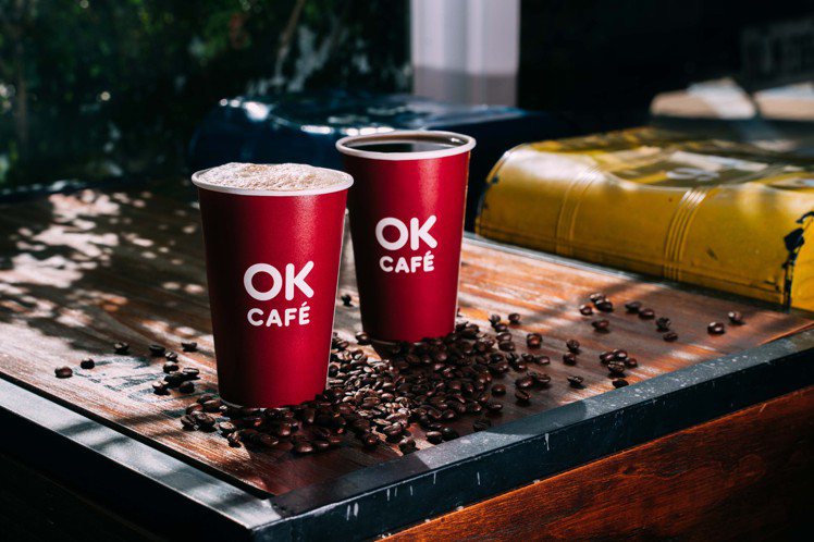 OKmart自1月20日至1月22日補班日推出大杯莊園級美式咖啡、拿鐵同品項買2...