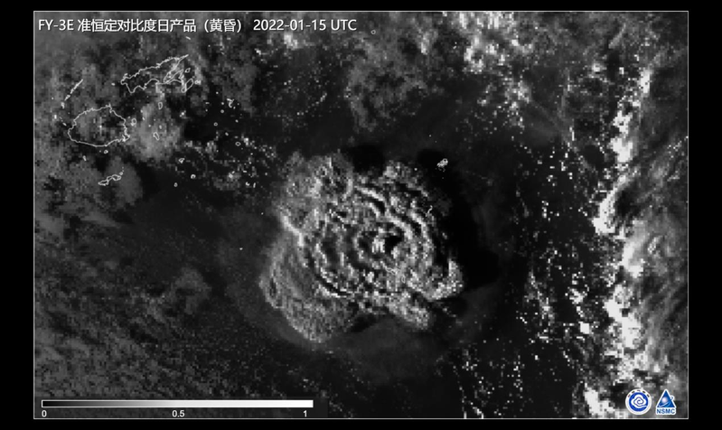 大陸衛星影像顯示，東加火山噴發時形成的火山灰蘑菇雲紋理結構清晰可見，形成直徑近500公里的傘形雲團，傘形雲團周邊出現環狀的衝擊波，向四周擴散。多國專家分析認為，這可能是30年來全球規模最大的一次海底火山噴發。新華社