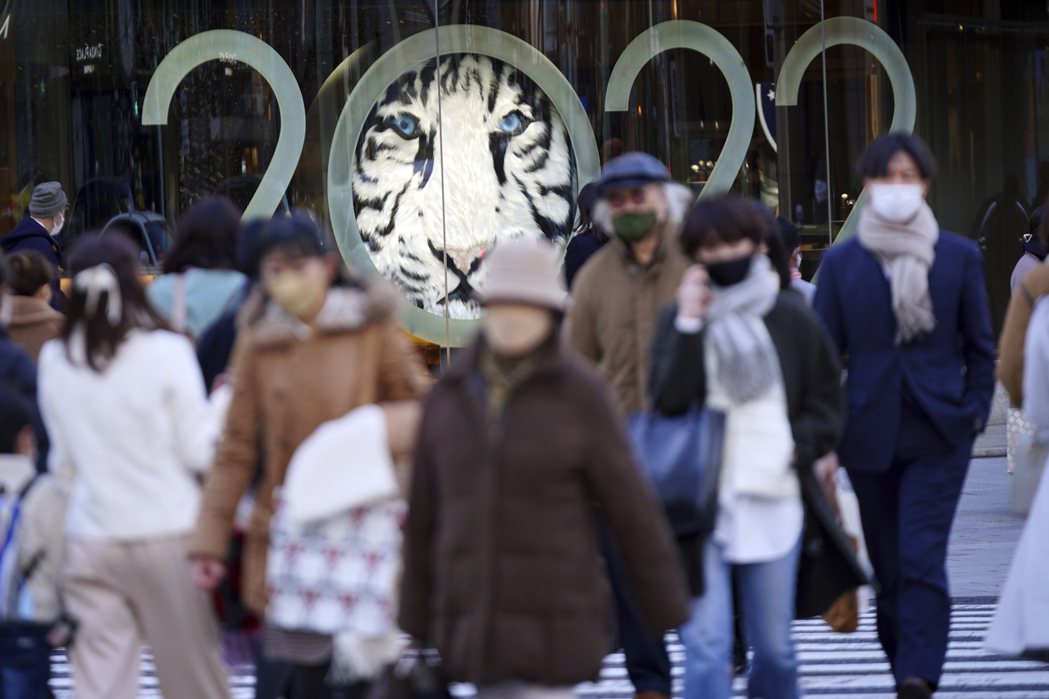 東京疫情持續飆升，19日新增染疫數字首見7字頭。美聯社