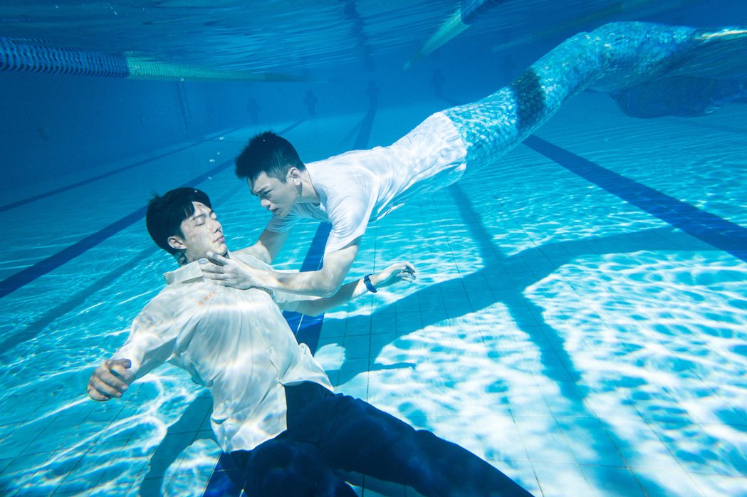 禾浩辰跳入水中救失去意識的蔡凡熙(左)。圖／羚邦集團提供