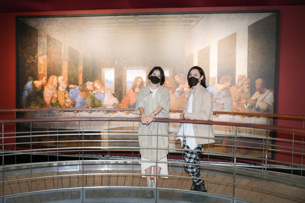 鍾瑶(左)和師弟田士廣一起開箱「會動的文藝復興    沉浸式光影藝術展」。圖／三...