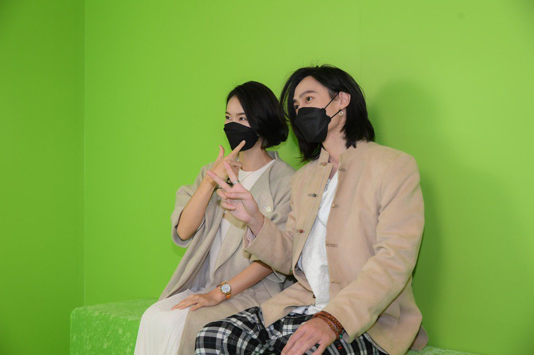 鍾瑶(左)和師弟田士廣在綠幕前玩拍照遊戲。圖／三立提供