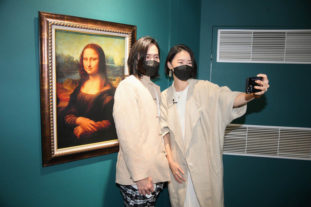 鍾瑶(右)和師弟田士廣在蒙娜麗莎的微笑畫像前自拍。圖／三立提供