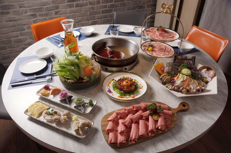 「芳朵法式麻辣鍋」推出「新春海陸套餐」，每套原價6,888元，優惠價4,520元...