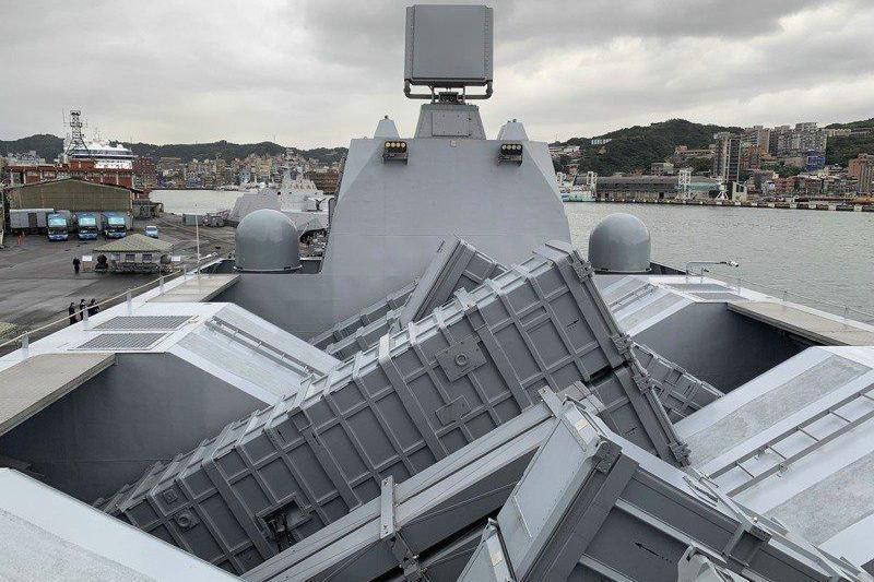 被動相列的蜂眼雷達原為陸軍低空預警之用，但在艦艇防空上，除了X波段波束精確度較佳之外，戰場監控、感知、管理、接戰能力都遜於海鷹眼雷達。 圖／聯合報資料照