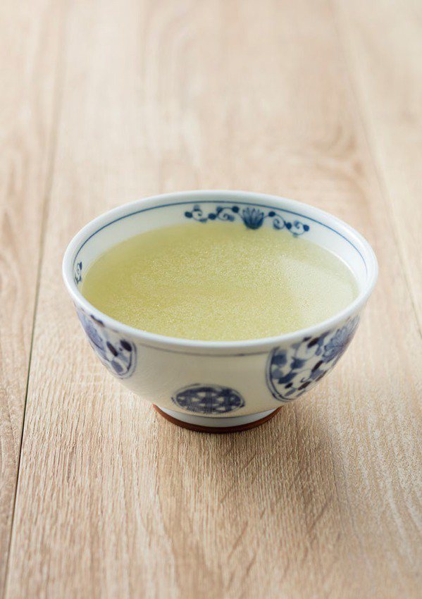 冬天喝碗熱湯，幸福暖胃，圖為雞骨蔬菜高湯。 圖／幸福文化 提供