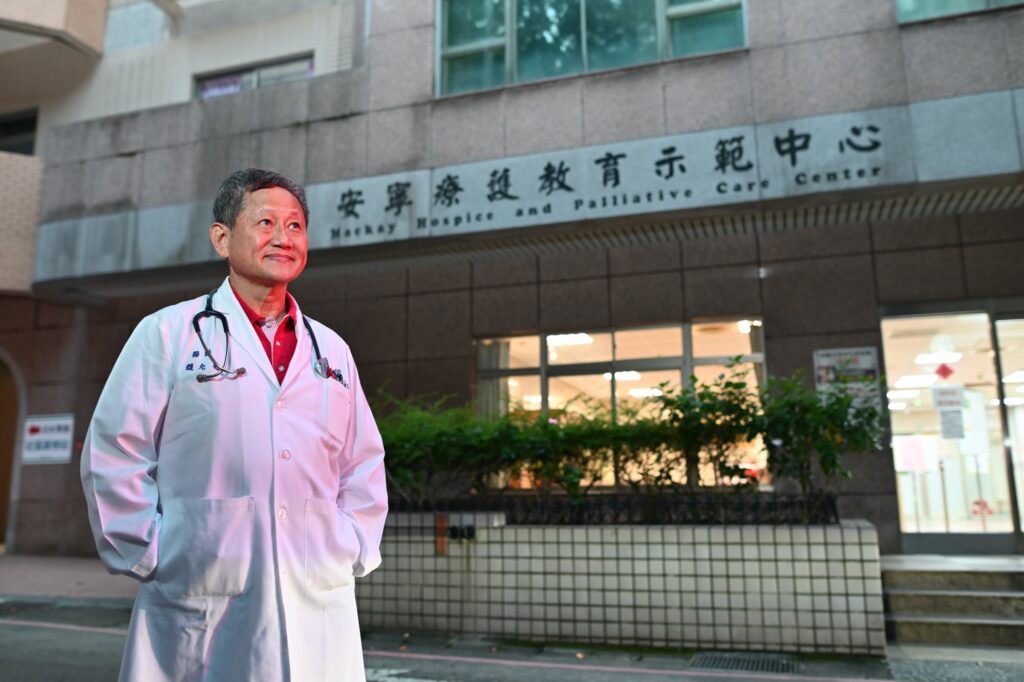 1990年，馬偕醫院創設台灣首座安寧病房。身為計畫主持人及病房主任的賴允亮也被稱為「台灣安寧之父」。
（圖／林建榮攝）