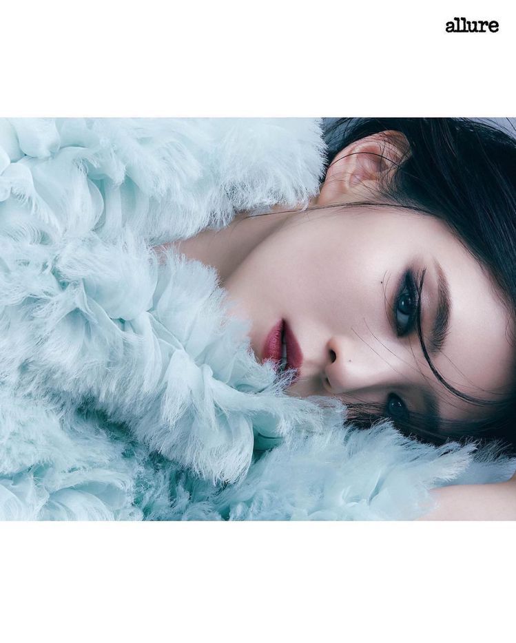 韓韶禧拍攝韓國版《Allure》雜誌時，以SOONIL的縐褶絲質外套表現空靈仙氣。圖／取自IG