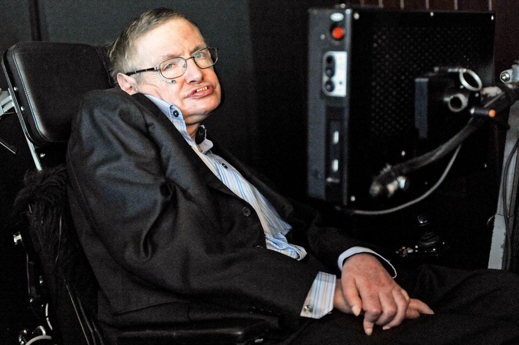 史蒂芬．霍金（Stephen Hawking）等人都對於創造出超人類智能的可能提出了警告，認為這樣的發展可能會不經意的導致人類的滅亡。
 圖／美聯社