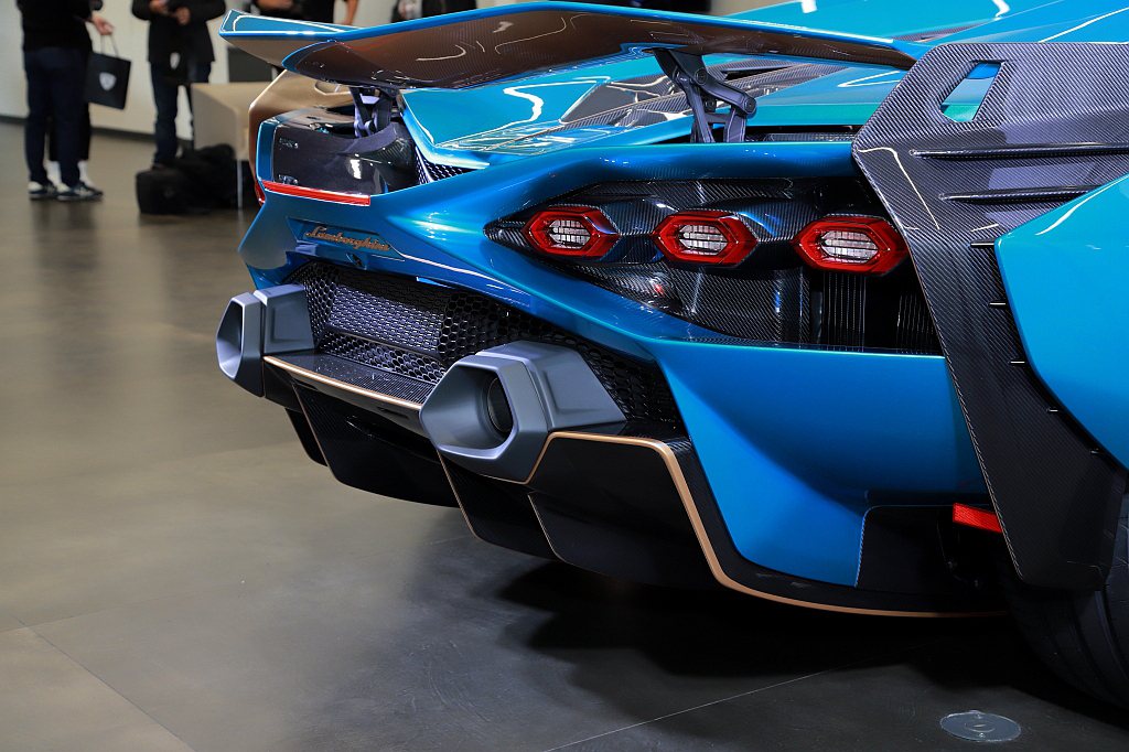 致敬經典的Y型車前燈與六邊型車尾燈，確立其作為新世代Lamborghini超跑，...