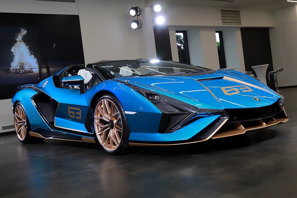在台亮相的Lamborghini Sian Roadster外觀車色為Blu U...
