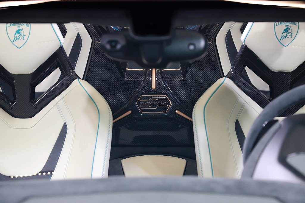 Lamborghini Sian Roadster的超級電容配置於駕駛座艙與引擎...