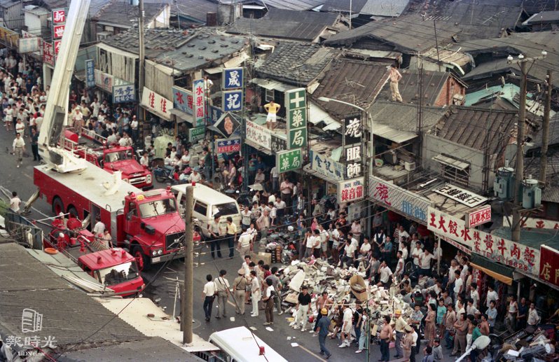 ▲ 1988年，臺北市林森北路一六七巷的康樂市場發生大火，圖為消防隊救災情形。