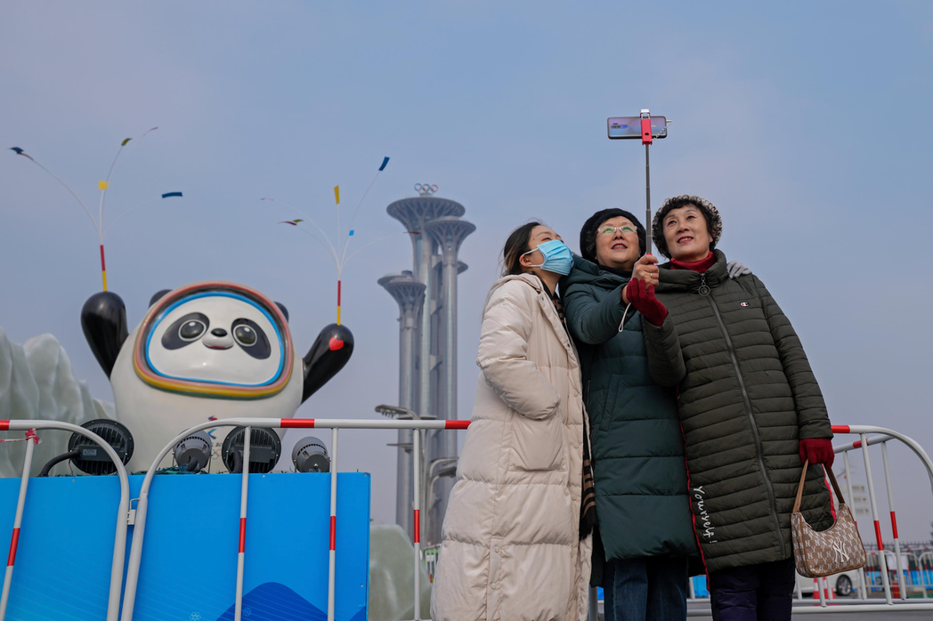 北京冬奧將於2月4日登場，圖為矗立在北京街頭的一座冬奧吉祥物。美聯社