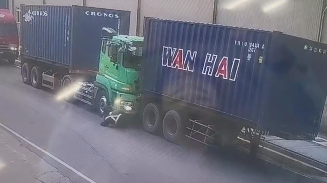 桃園一名貨櫃車司機疑忘記拉手煞車，導致貨櫃車向前滑行，他竟用「肉身擋車」。圖／翻攝臉書「記者爆料網」