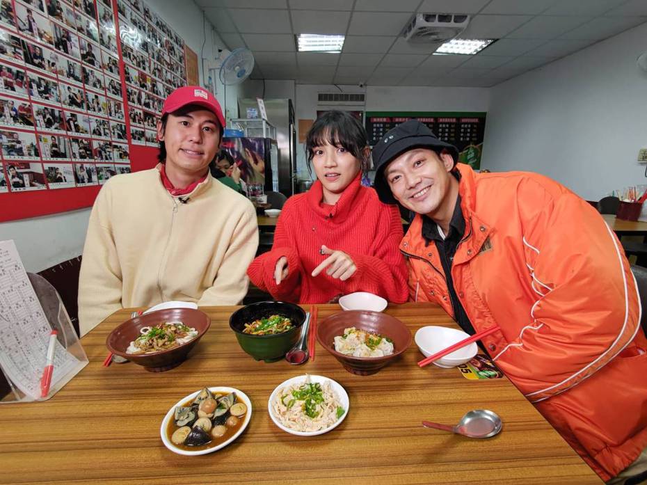 風田、威廉和朵拉為了吃辣特輯，特地穿上紅衣上陣。圖／TVBS提供