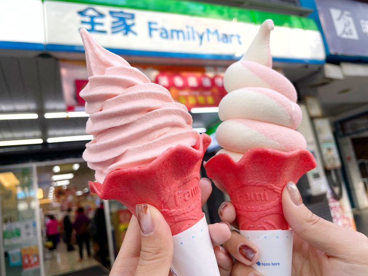 全家在2021、2022年1月曾推出「重乳草莓霜淇淋」，搭配粉色限量餅皮。圖／全家便利商店提供