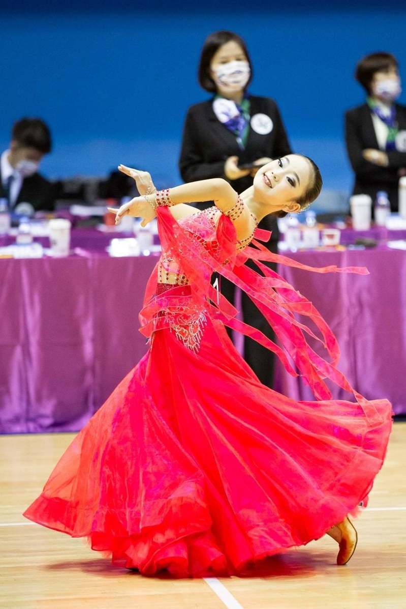 明道中學國中一年級學生王儀珊是國標舞選手，日前代表台灣前往立陶宛參加「2021年WDSF世界青少年二級十項運動舞蹈錦標賽」。圖／明道中學提供