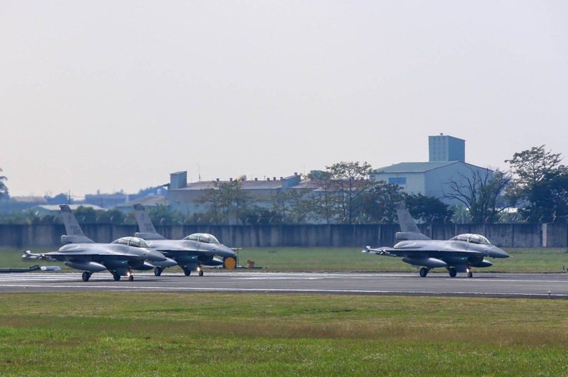 空軍嘉義聯隊F-16V戰機今天復飛，並執行多波次戰演訓任務。聯隊披露F-16V今天復飛實況照。圖/空軍提供