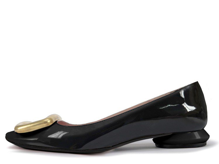 Viv’ Choc黑色漆皮方扣平底鞋，32,800元。圖／迪生提供