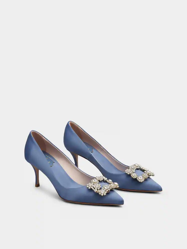Flower Strass迷霧藍緞面花鑽跟鞋，68,200元。圖／迪生提供