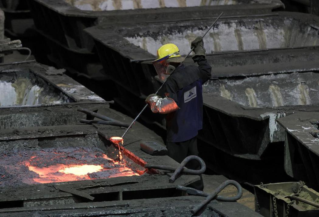 俄羅斯Nornickel公司提煉生產鎳金屬的作業狀況，該公司是全球最大的鎳金屬供...
