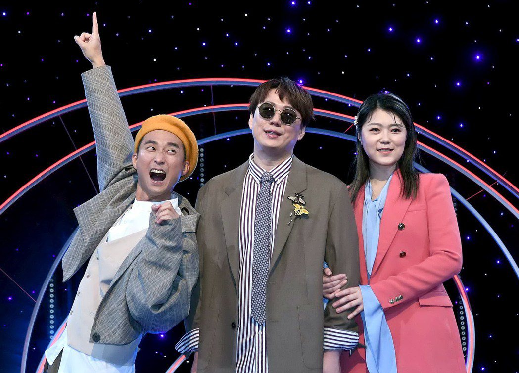 浩子(左起)、蕭煌奇和曹雅雯主持「上奅台灣歌2.0經典傳奇」。圖／華視提供