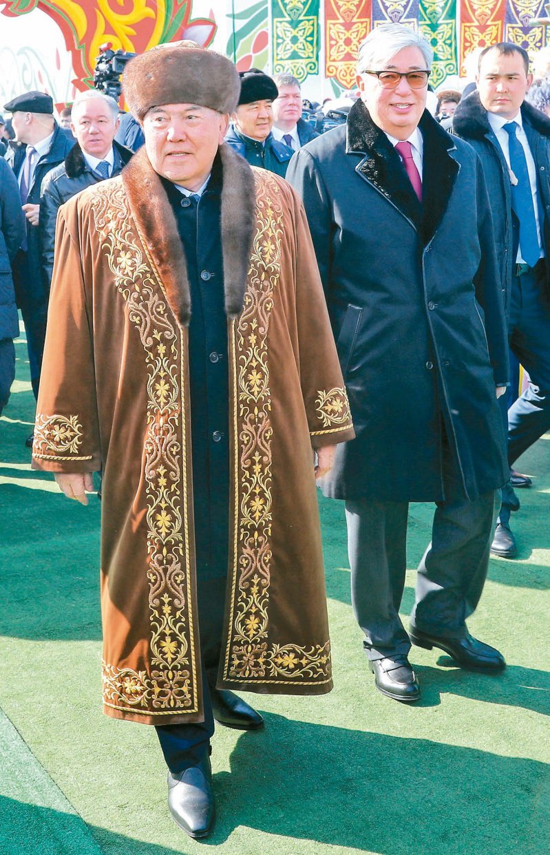 納札爾巴耶夫（左）二○一九年辭去哈薩克總統職務後，與接班人托卡葉夫（右）一同視察首都阿斯塔納（現名努爾蘇丹）一場節慶。（路透）