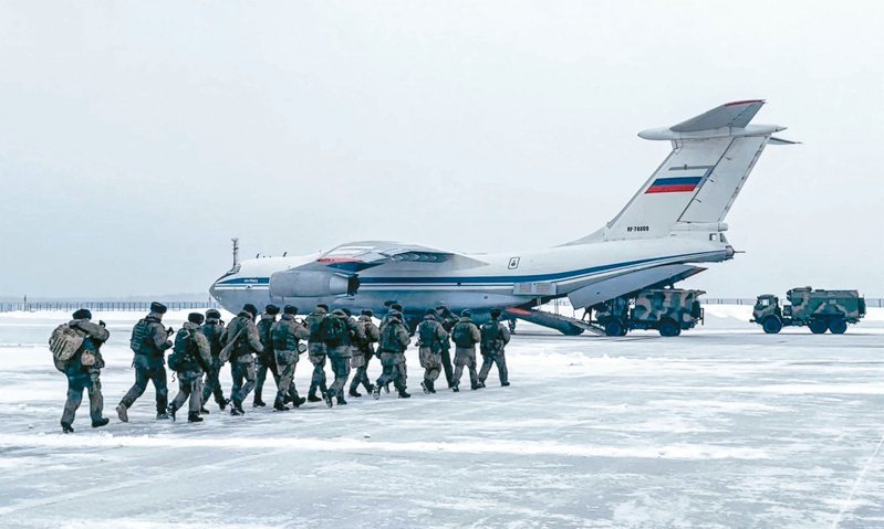 一批俄國傘兵六日在莫斯科登機前往協助哈薩克平亂。（法新社）