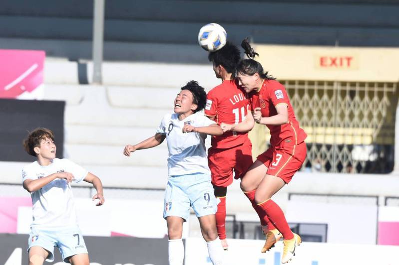 中華女足球員（左）在亞洲盃與中國大陸隊員爭球。圖／中華足球協會提供