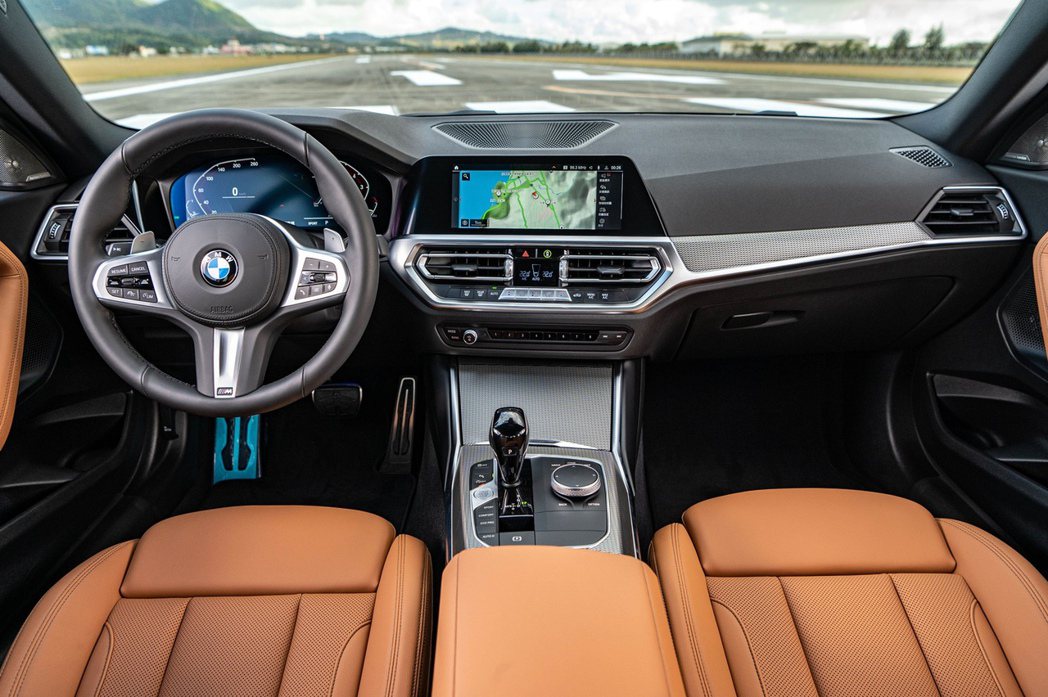 BMW全數位虛擬座艙，以一貫的駕駛者導向設計搭配12.3吋虛擬數位儀錶與10.2...