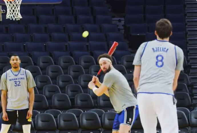 勇士隊在體育館內打起棒球，其中柯爾點名湯普森表現不錯。 圖擷自影片