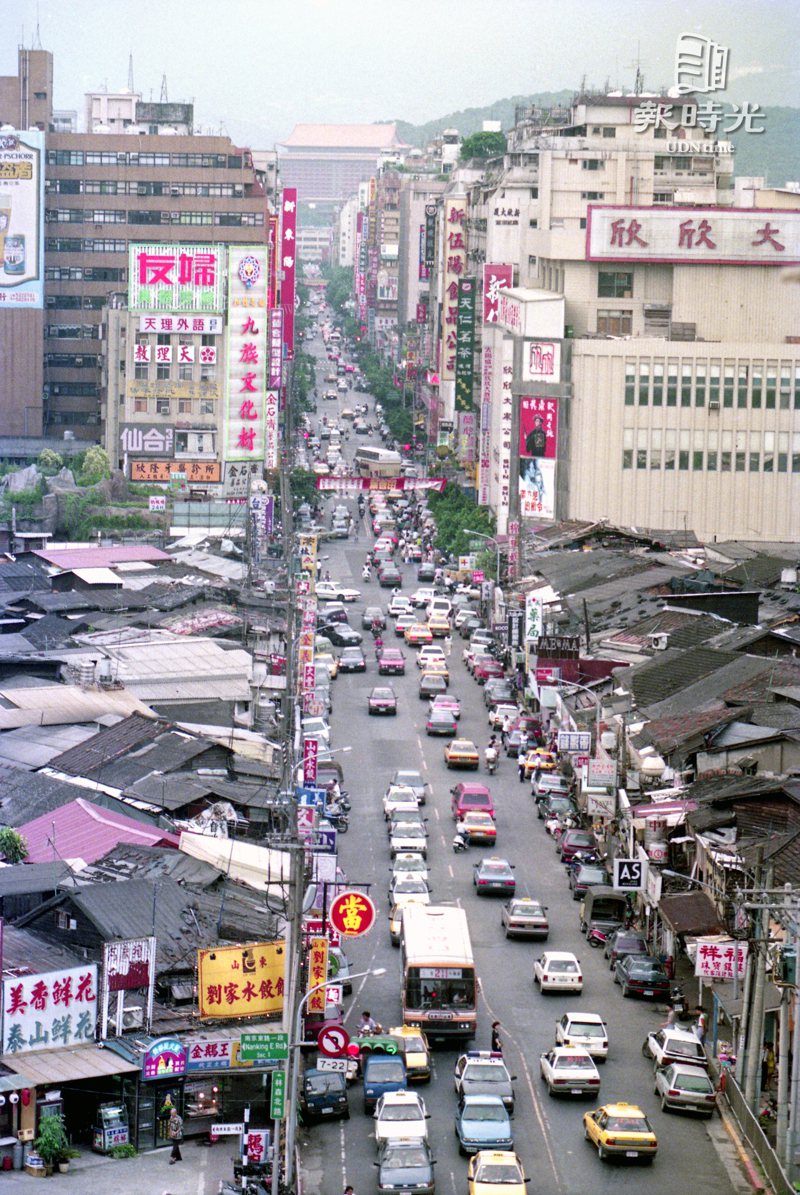 林森北路被市府人員喻為大台北都會的「治安之癌」。日期：1992/7/5．攝影：程思迪．來源：聯合報