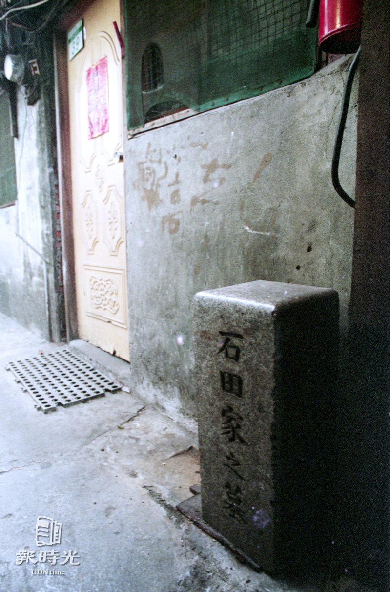 位於南京東路、林森北路交叉口的林森公園、康樂公園預定地，原是1949年隨國軍來台的舟山、海南島居民的臨時居所，搭建極為簡陋，就地取材，將墓碑當建材砌牆當基石，所以這裡的居民又稱為一群住在墓碑裡的人。日期：1993/10/18．攝影：吳景騰．來源：聯合報
