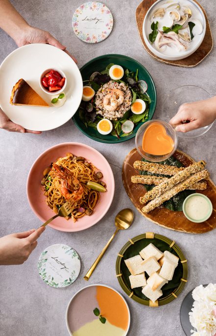 Lady nara以傳統泰式烹調手法融合全球各地特色料理，將鹹食、減醣料理、甜食與繽紛飲品完美呈現，讓視覺、味覺更上層樓。業者/提供