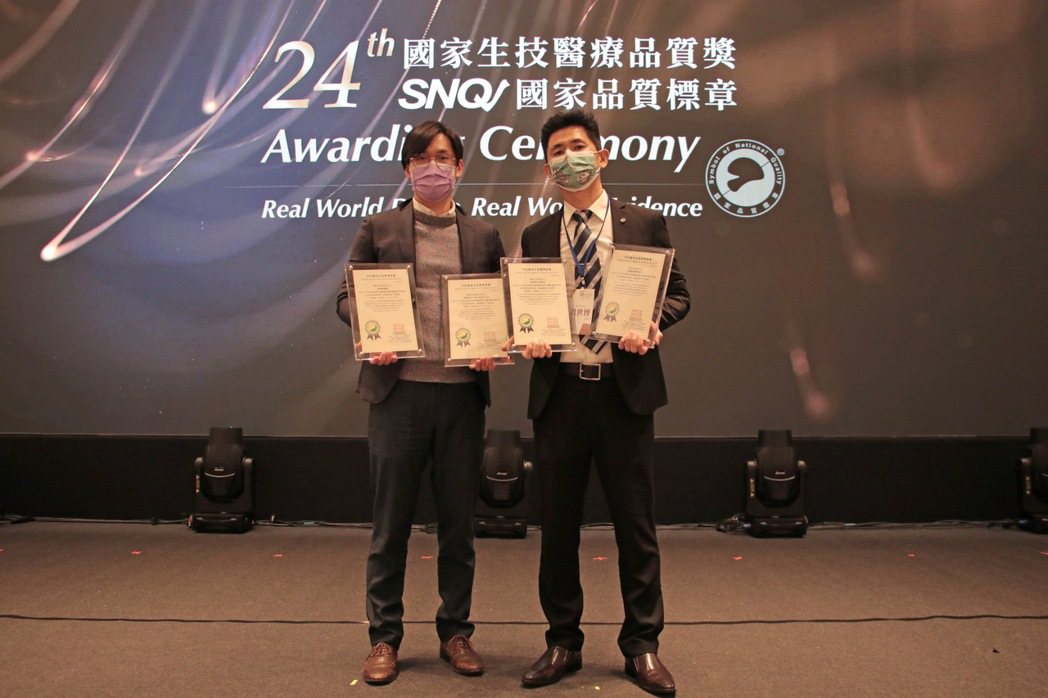 維科生技董事長兼「婕樂纖」品牌創辦人呂世博（右）獲獎時表示：「婕樂纖經營理念的核...