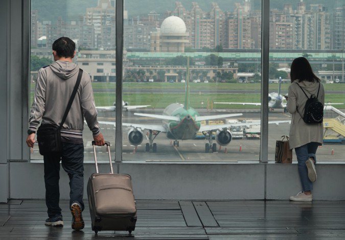 民眾在機場觀景台看飛機，期待早日解封出國旅遊。圖／聯合報系資料照