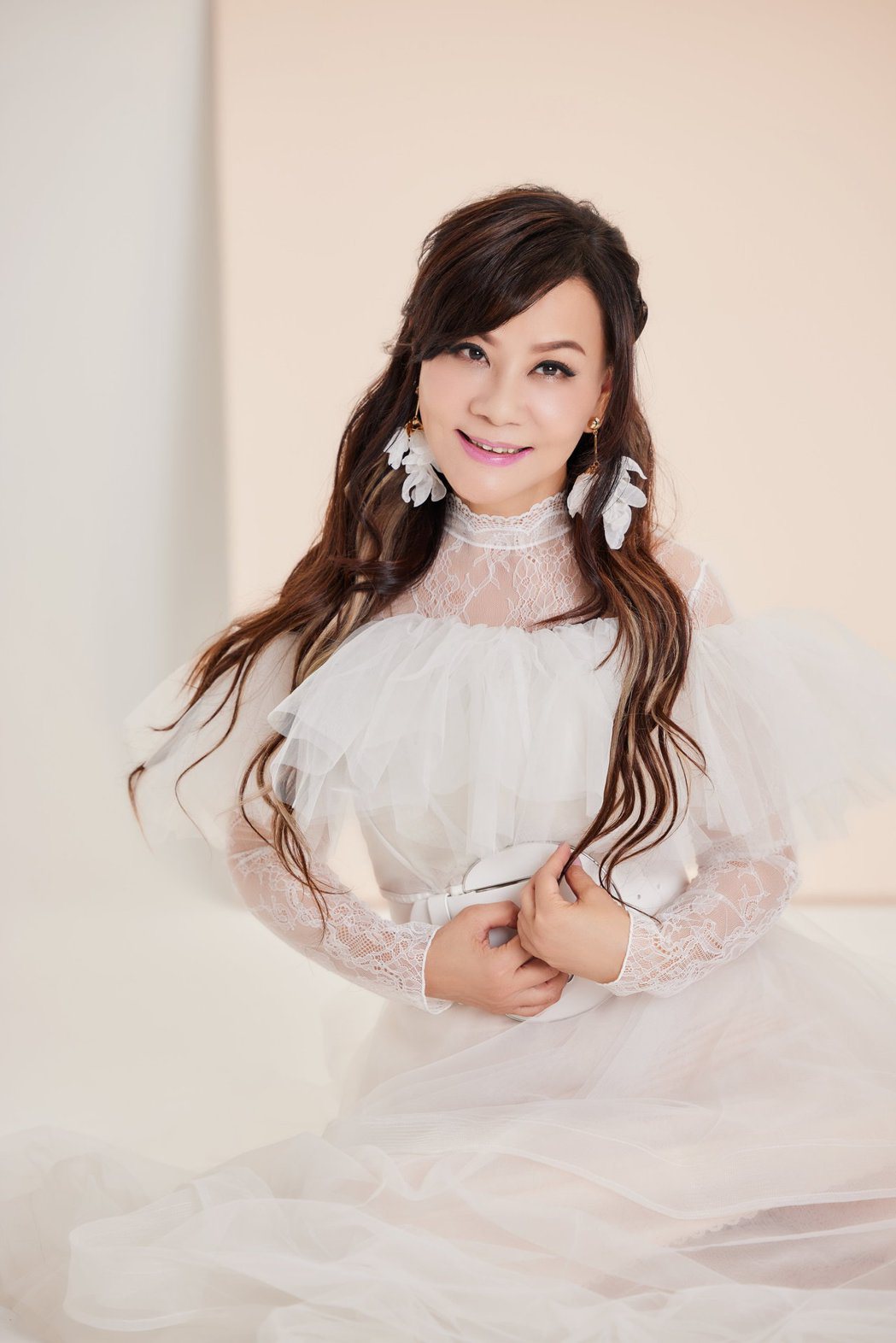 龍千玉推出新專輯「九月玫瑰」，對身上的蕾絲造型愛不釋手。圖／豪記唱片提供